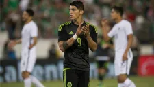 Alan Pulido disputa un duelo con el Tri en EU