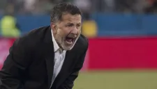 Juan Carlos Osorio da indicaciones a sus pupilos en el Tri
