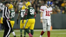 Eli Manning se lamenta durante un partido con los Gigantes