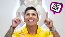 Raúl Ruidíaz con los dedos y la mirada apuntando al cielo