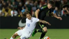 Jones y Herrera, disputan un balón en un duelo entre el Tri y EU en 2015