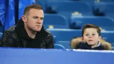 Rooney junto a su hijo en un partido