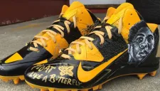 Los tenis utlizados por Antonio Brown en homenaje a Muhammad Ali