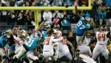 Roberto Aguayo patea el gol de campo del triunfo