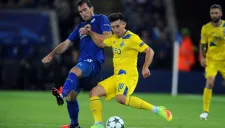 Héctor Herrera disputa un balón en Champions League