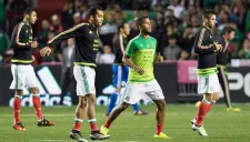 Jugadores de México calientan previo a juego contra Panamá