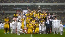 La plantilla del América levanta la copa del Clausura 2013