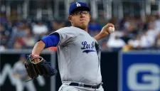 Urías prepara un lanzamiento con los Dodgers