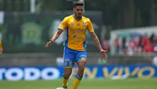 Manuel Viniegra conduce el balón y observa a sus compañeros