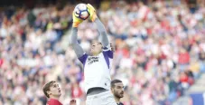 Ochoa agarra un balón durante el partido frente al Atleti