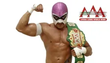 El Hijo del Fantasma posa con su cinturón