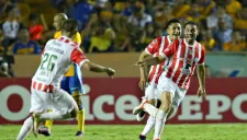 Edgar Espíndola festeja su gol contra Tigres