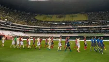 Jugadores de América y Xolos entran al campo
