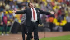 Miguel Herrera durante el partido contra América