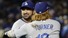 Adrián González celebra con Turner su Home Run