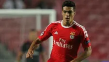 Raúl Jiménez disputa un encuentro con las Águilas