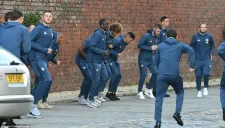 Manchester United entrena en un estacionamiento