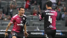 Arreola y Márquez festejan gol contra Gallos Blancos