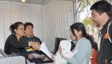 Unos padres registran a su hijo ante la ley