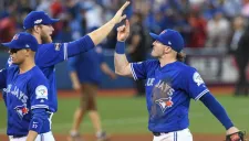 Jugadores de los Azulejos festejan tras el triunfo