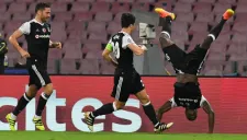 Aboubakar festeja de forma poco ortodoxa su anotación al Nápoles
