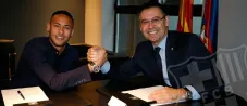 Momento de la firma de contrato de Neymar