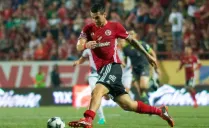 Milton Caraglio conduce el balón a velocidad