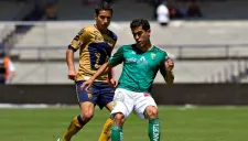Nery Castillo con la playera de León jugando frente a Pumas