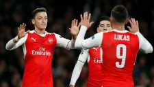Özil celebra con sus compañeros un gol del Arsenal