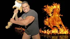 Texano Jr, con guitarra en mano, muestra lo rudo que es