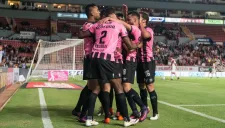 Jugadores de Necaxa festejan el tercer gol