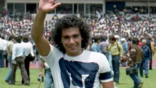 Hugo saluda con la playera de Pumas