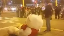 El joven y el oso gigante en las calles de Perú