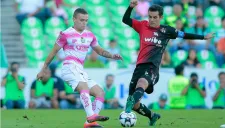 Rodríguez y Márquez pelean un balón en el Corona