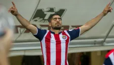 Jair Pereira levanta las manos y siente los colores de su equipo