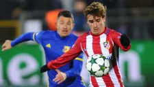 Antoine Griezmann controla el balón en juego del Atlético de Madrid