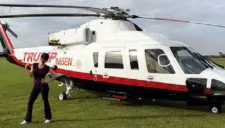 Thalía posa junto a un helicóptero de Donal Trump en 2014