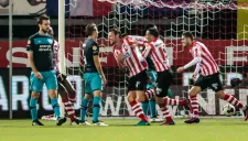 Juagdores del Sparta Rotterdam celebran gol contra el PSV
