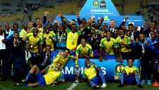 Jugadores del Mamelodi Sundowns festejan el título