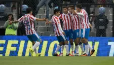 Jugadores de Chivas celebran un gol en el Azteca
