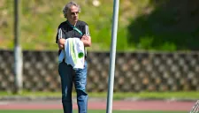 Decio de María camina por los campos durante un entrenamiento del Tri