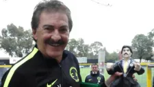 La Volpe posa con su piñata personalizada