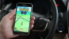 Una persona jugando Pokémon Go