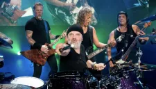 Los integrantes de Metallica posan para la foto durante un concierto