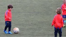 Thiago Messi entrena con el FCB Escola