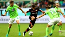 Chicharito enfrenta a jugadores del Wolfsburgo en Bundesliga