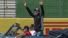 Checo Pérez saluda a la afición en el Hermanos Rodríguez