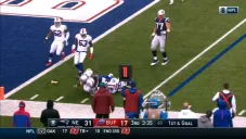 Un dildo es lanzado al emparrillado en el New Era Field