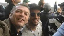 José Luis Higuera posa junto al actor Luis Gerardo Méndez