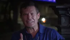 Julio César Chávez durante el video grabado en favor de Clinton